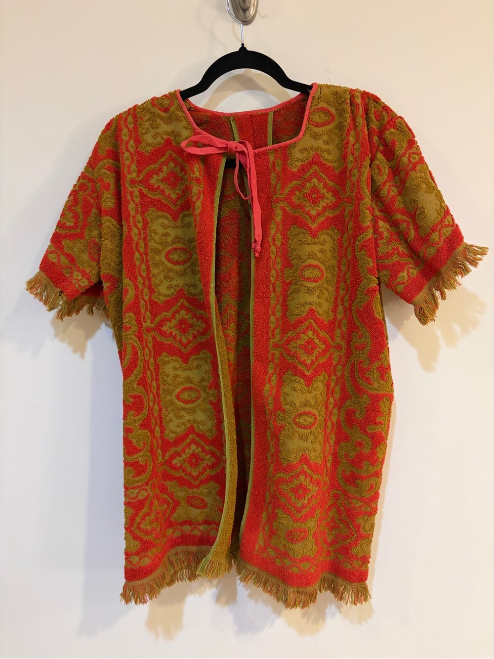 Women’s vintage 60s 70s Fringe-Trim Short Sleeve kimono robe in Olive & Coral